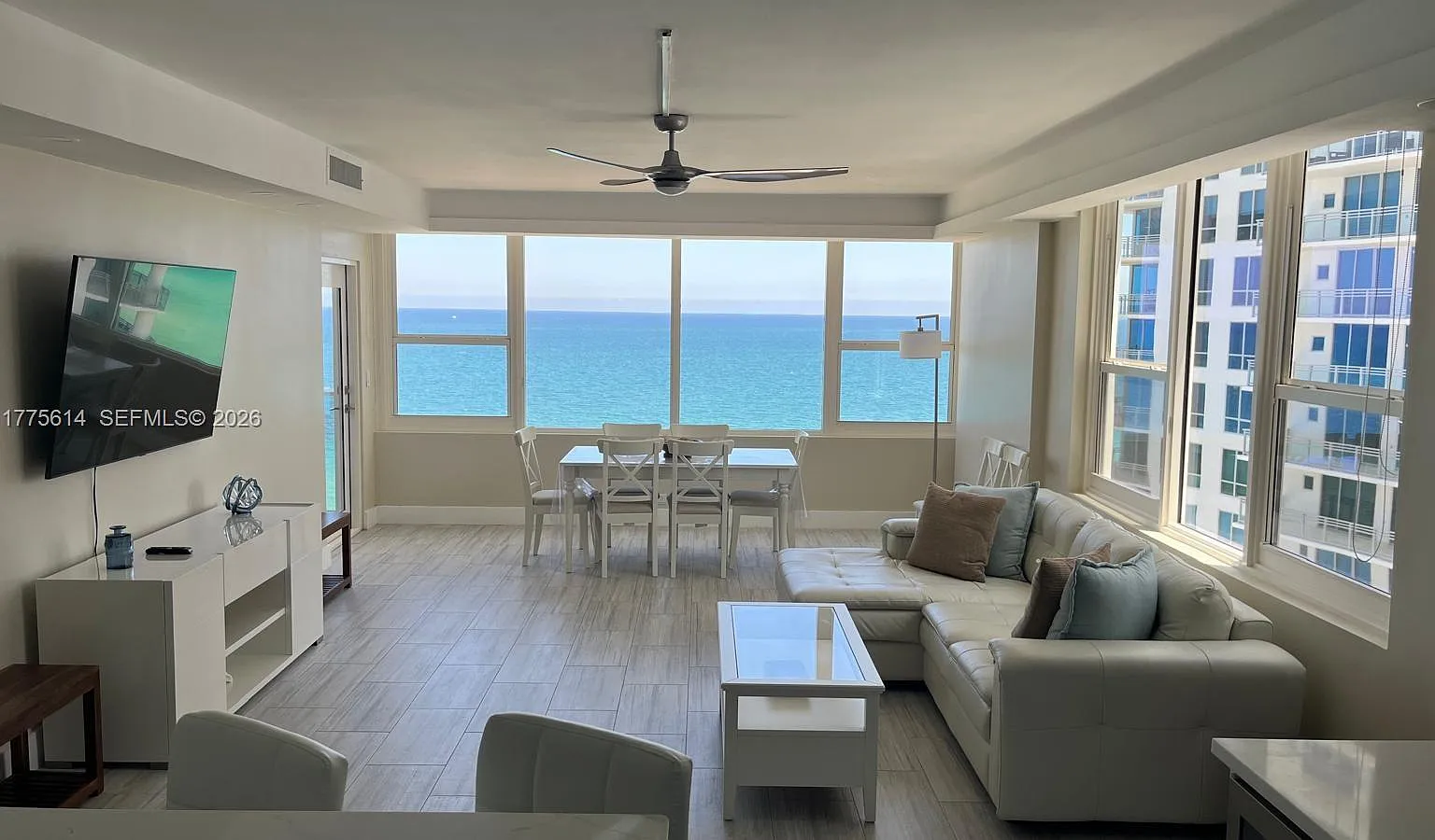 Alexander Towers Condo — Photo 2