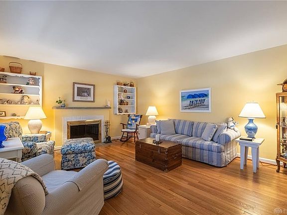 3rd image of 3925 Strathmoor Dr