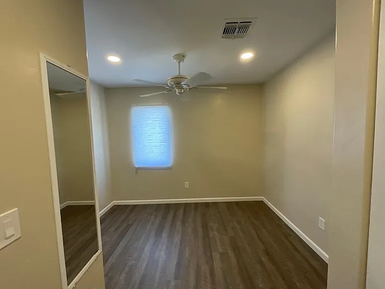 1214 E Elm St — Photo 15