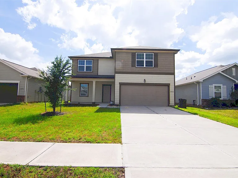 1052 Water Oak Ln — Photo 1