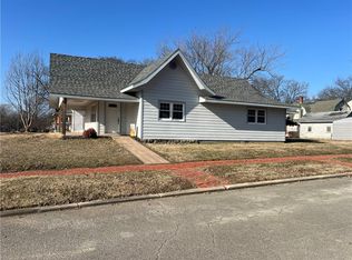 611 E 5th Ave, Caney, KS 67333