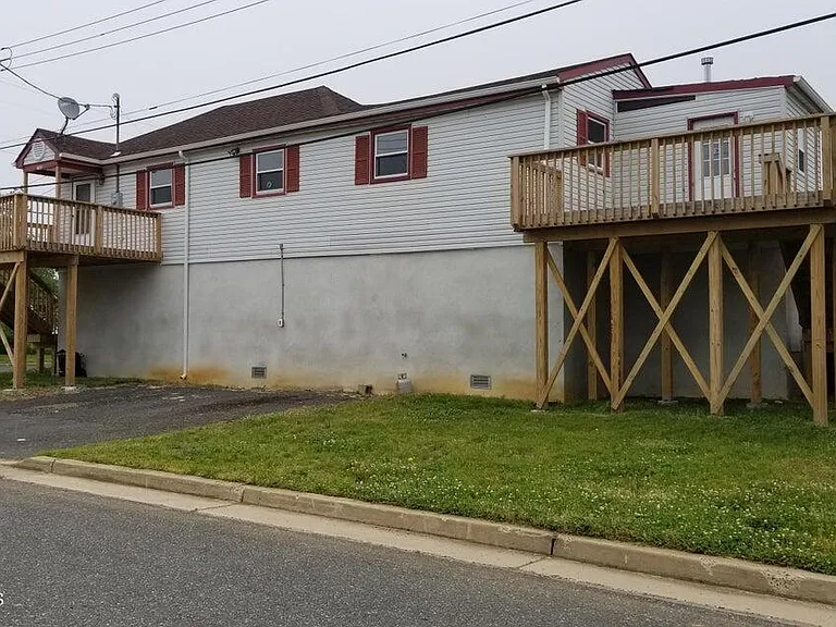 702 Edmunds Ave — Photo 1