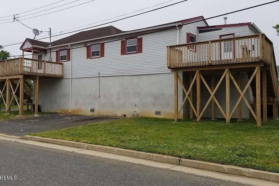 702 Edmunds Ave