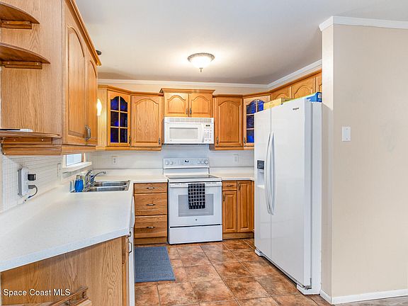 3rd image of 1023 Eyerly Ln NE
