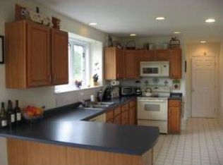 8 Strawberry Ln, Stratham, NH 03885