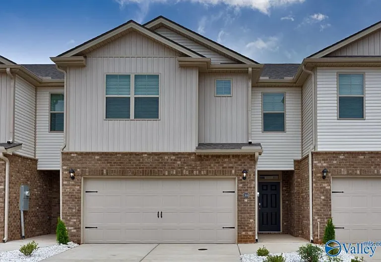 217 Bay Pine Dr — Photo 1