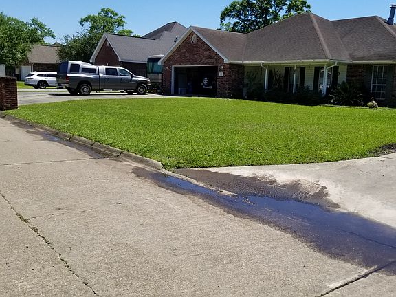 3 car drive. Driveway to shop