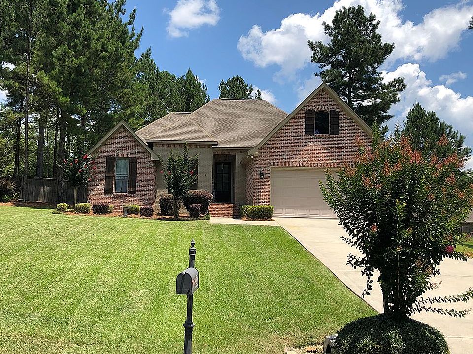 Beautiful Home Oak Grove MS