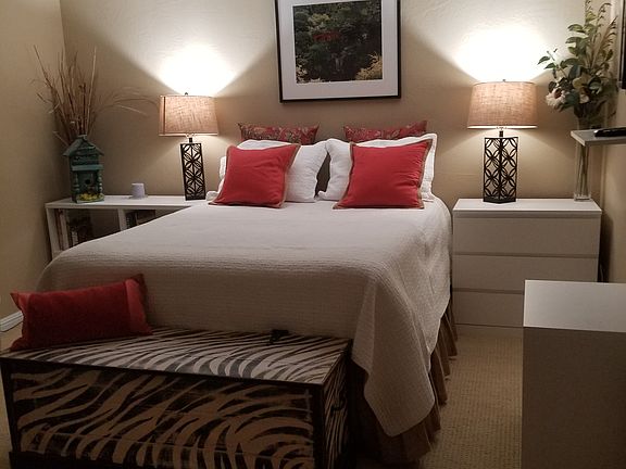 Queen size bed. Linens provided includes, sheets and towels.