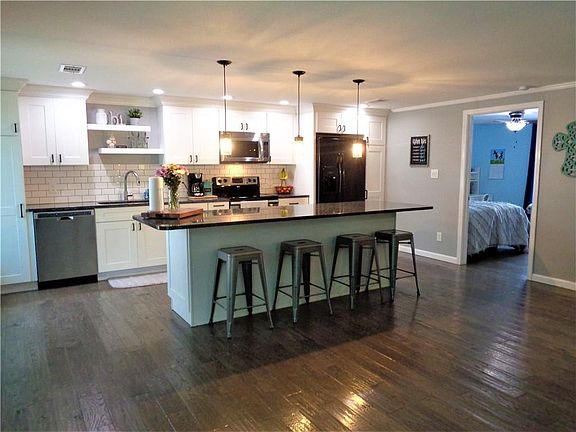 5th image of 102 Arthur Dr