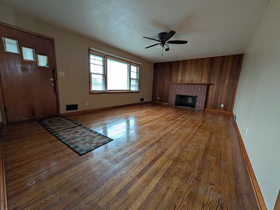 2nd image of 811 NE Barry Rd