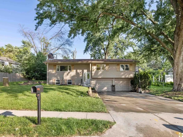 1701 Cascio Dr, Bellevue, NE 68005