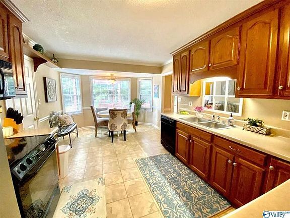 5th image of 2401 Buckingham Dr SW