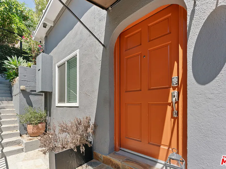 422 James St — Photo 3