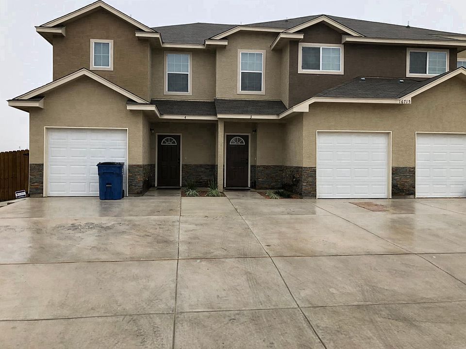 Private end unit with large fenced yard.