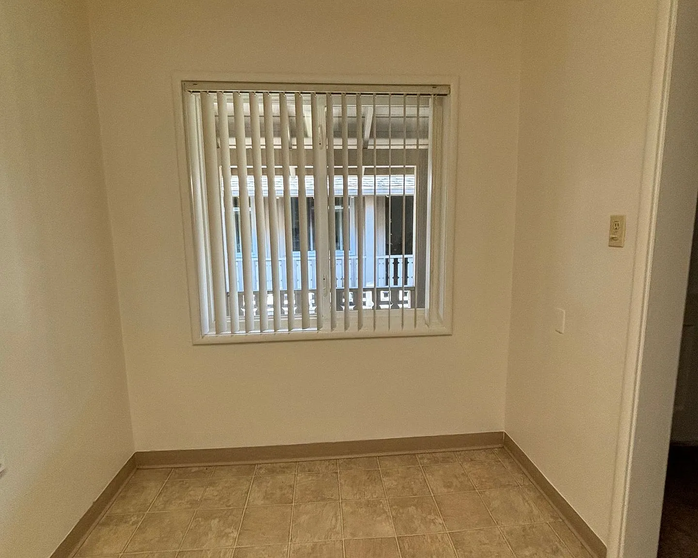 Golden Lantern Apartments — Photo 2