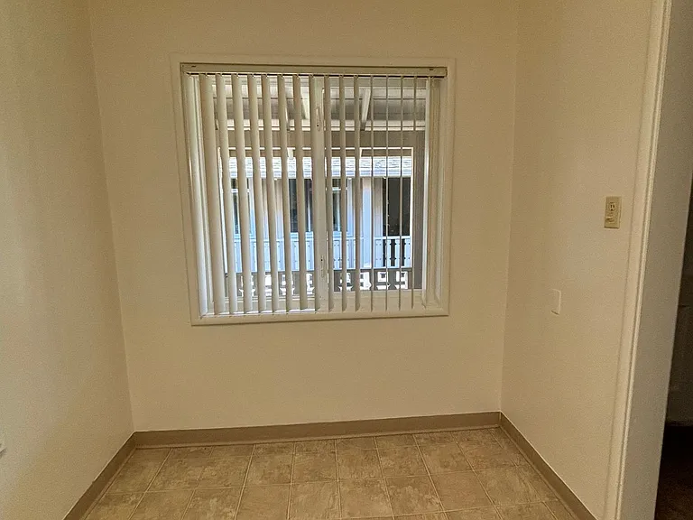 Golden Lantern Apartments — Photo 2