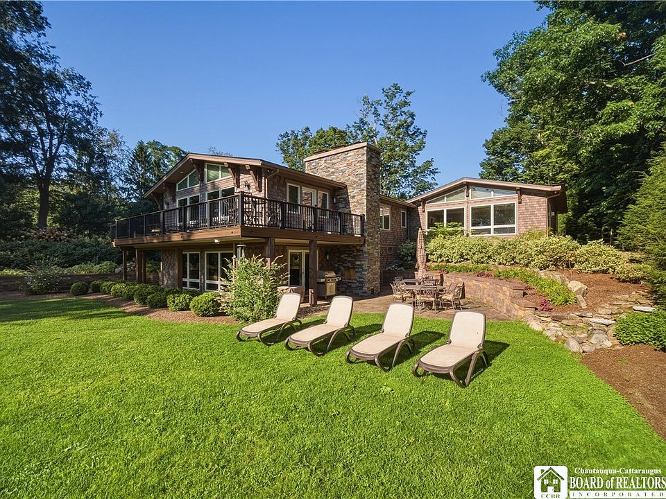 1st image of 320 Lakeside Dr
