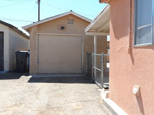4th image of 930 W Buena Vista St