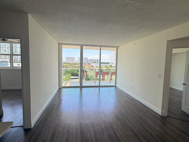 1018 Sunny Isles Blvd — Photo 5