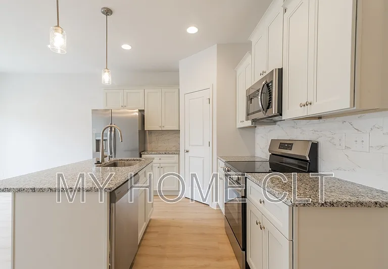 2719 Capitol Dr — Photo 8