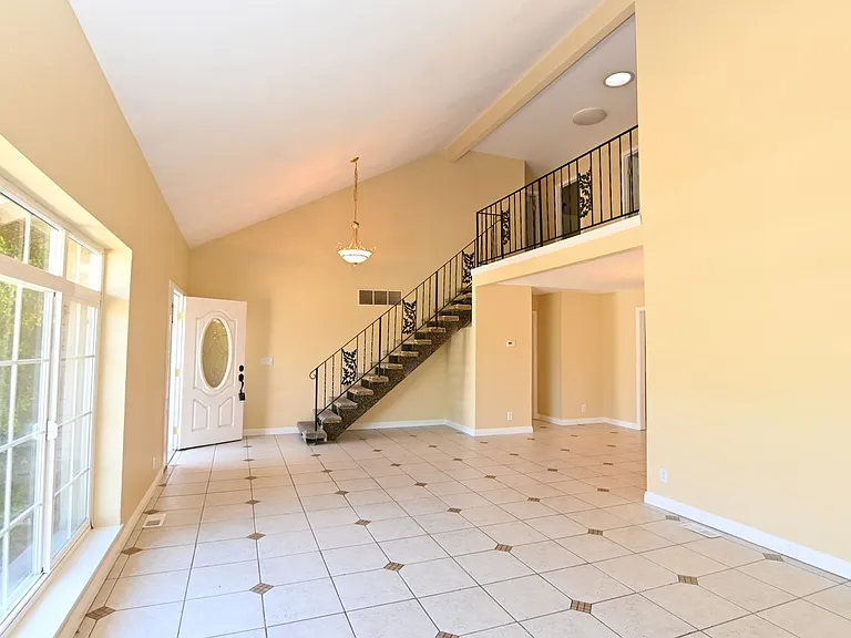 398 Roan St — Photo 2