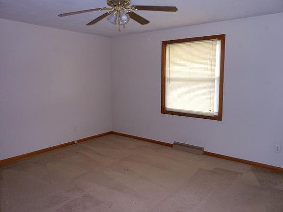 Master bedroom 14' x 14". Larger twin closets.