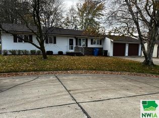 568 Southview Dr, Le Mars, IA 51031