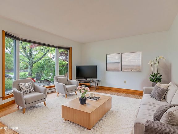 3rd image of 93 Regal Rd
