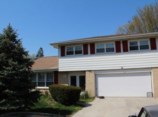 1914 E Camp McDonald Rd, Mount Prospect, IL 60056