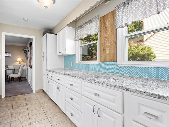 5th image of 24276 Hedgewood Ave
