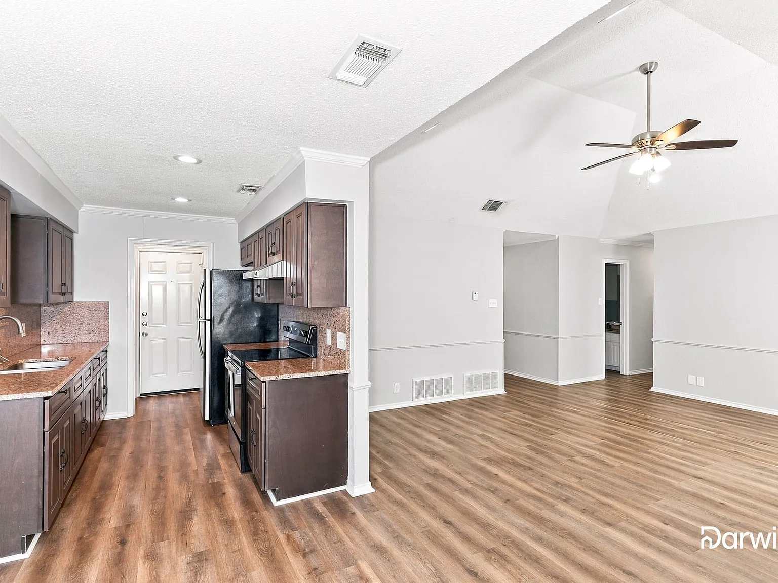 3 bed, 2.0 bath, 1331 sqft, $1,790 — Photo 3
