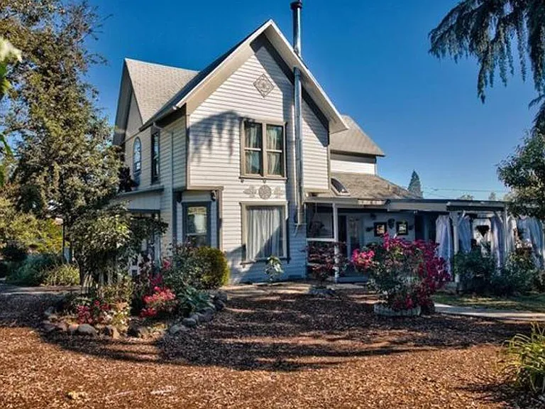 1895 Victorian Farmhouse w LARGE yard