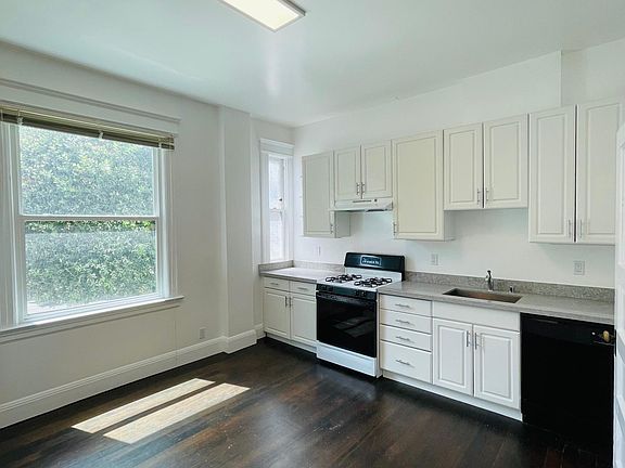 4th image of 896 Lombard St