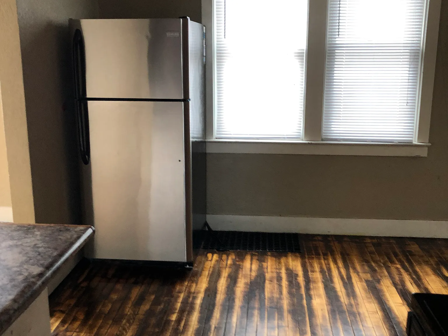 3 bed, $1,560 — Photo 2