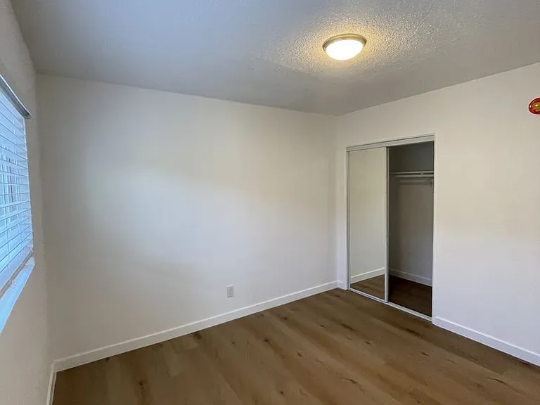Van Ness Apartments — Photo 24