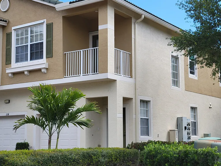 3031 SE Lexington Lakes Dr #203 — Photo 2