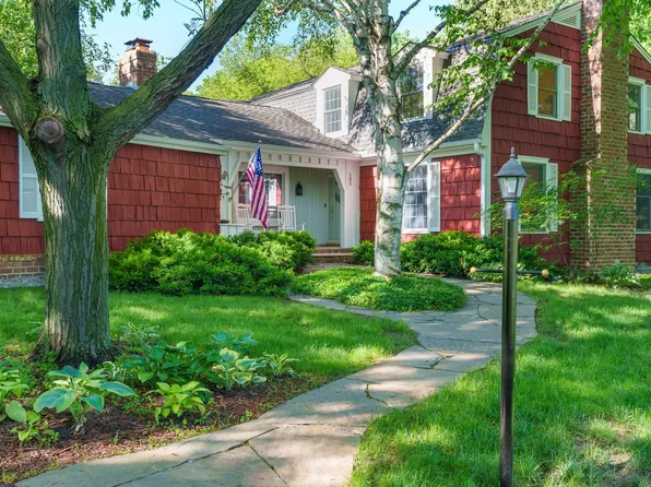105 Sandy Hook Rd, Chanhassen, MN 55317
