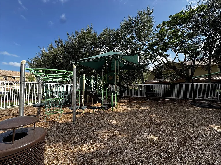 3919 Tree Top Dr #3919 — Photo 18