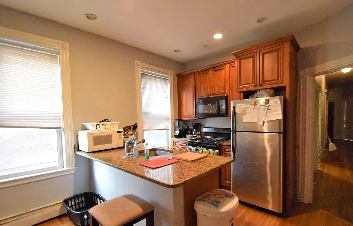 5 bed, 9999 sqft, $8,500 — Photo 1
