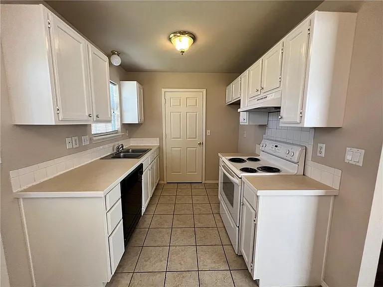 1102 SW Tunbridge Dr — Photo 3