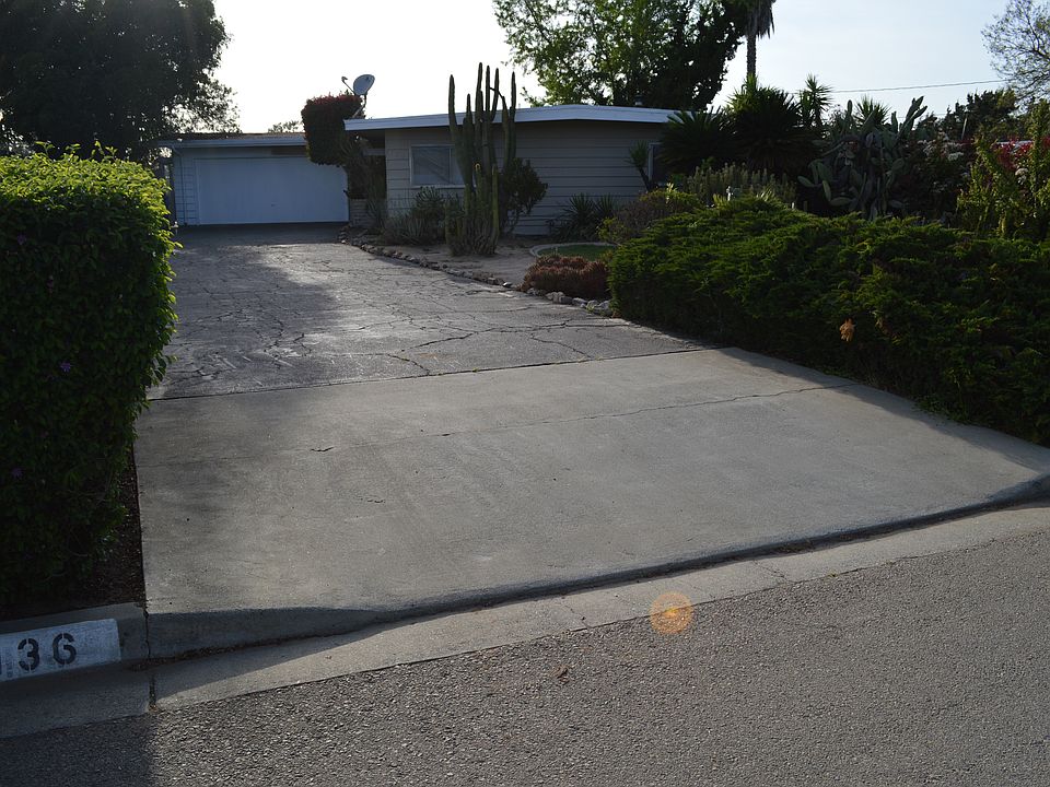 Front of home with ample parking