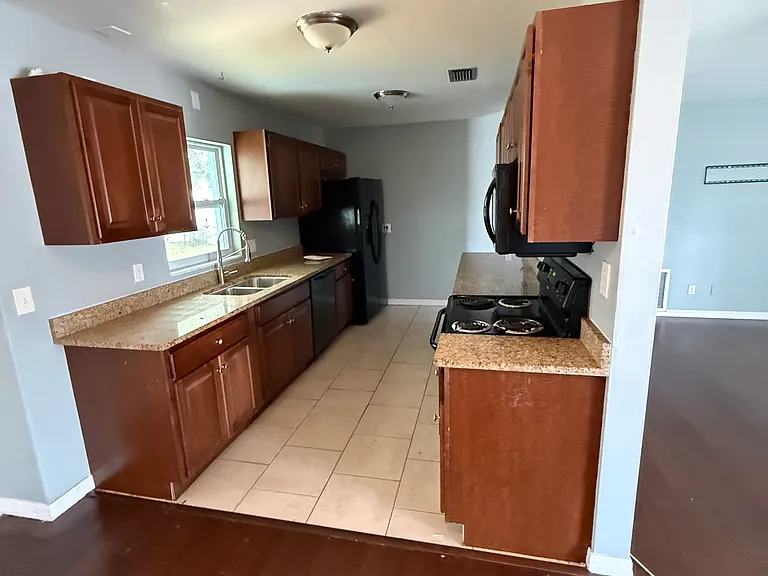 1833 Lombardy Dr — Photo 3