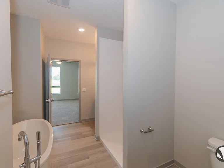 Chateau at Yankee Hill Apartments — Photo 35