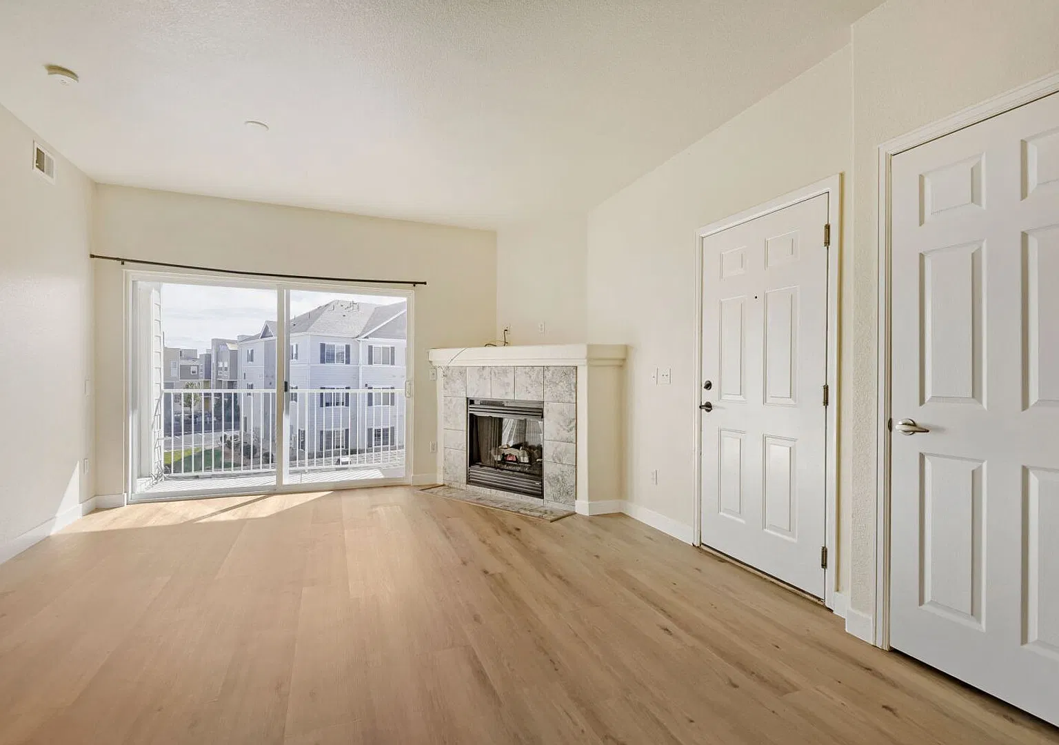 ** 3 bed, 2 bath Condo Near Jordan & Broncos Pkwy - 1 Car Detached Garage ** Must SEE ** — Photo 4