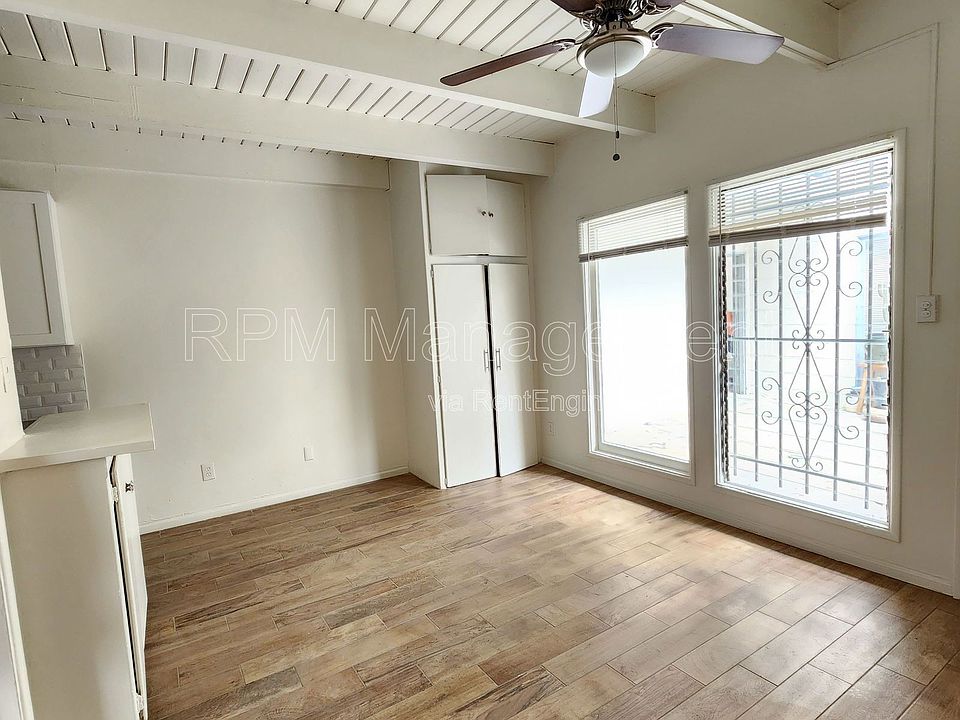 1st image of 1909 N Beachwood Dr APT 9