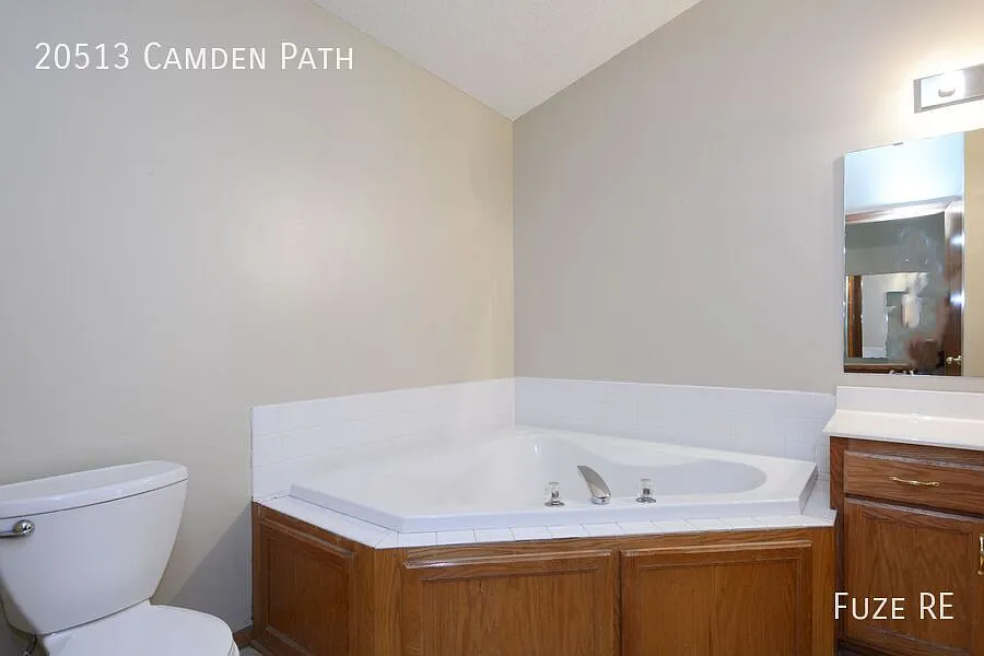Beautiful 3 Bedroom + Den, 2 Bathroom, 3 Car Garage Single Family Home. Must See! — Photo 4