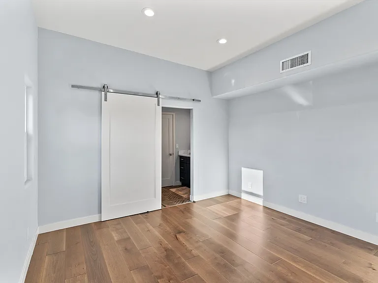 1525 E 10th St — Photo 35