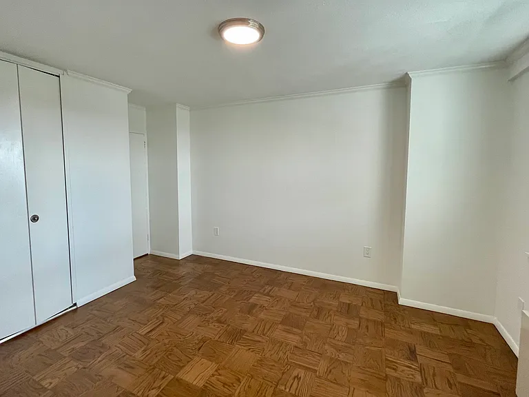 2nd bedroom, large closet