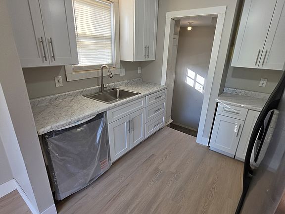 2nd image of 422 W Elza Ave